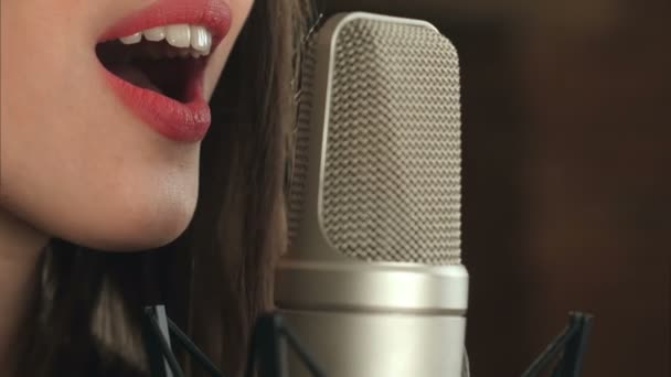 Female singer and microphone — Stock Video