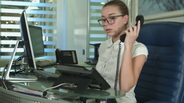 Menina bonita na recepção atender a chamada no centro médico — Vídeo de Stock