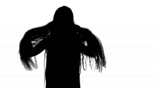 Silhouet Meisje zingen en dansen track mat — Stockvideo