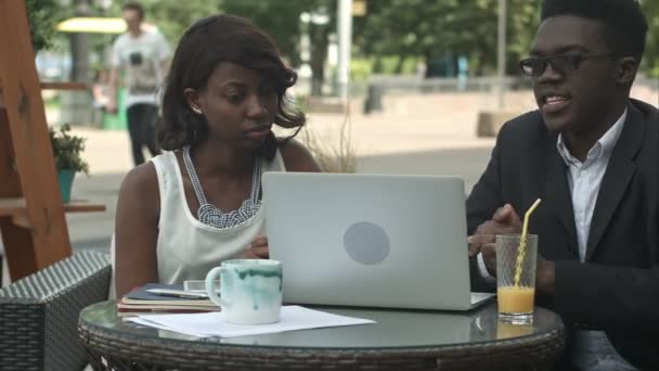 Equipo empresarial afroamericano discute durante reunión de negocios en cafetería — Vídeo de stock