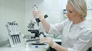 Test tüpü içinde küvet test etmek için otomatik pipet tarafından düşürülmüştü kimyasal madde transferi