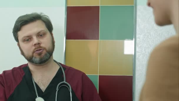 Gynaecoloog arts praten met zwangere vrouw in ziekenhuis — Stockvideo