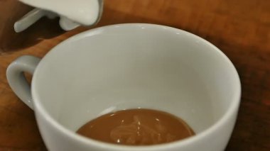 Bir fincan kahve akışı süt dökme