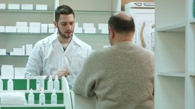 Tablet veya hap satın almak için eczaneye gelen üst düzey adam