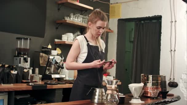 Het nemen van een foto van koffie in de coffeeshop — Stockvideo