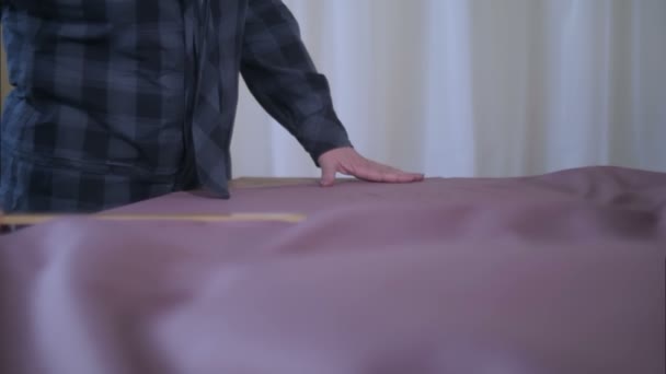 Medición a medida de la cantidad necesaria de material para coser tela — Vídeos de Stock