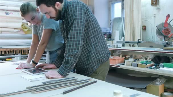 Junges Architektenteam arbeitet mit digitalem Tablet an einem neuen Projekt — Stockvideo