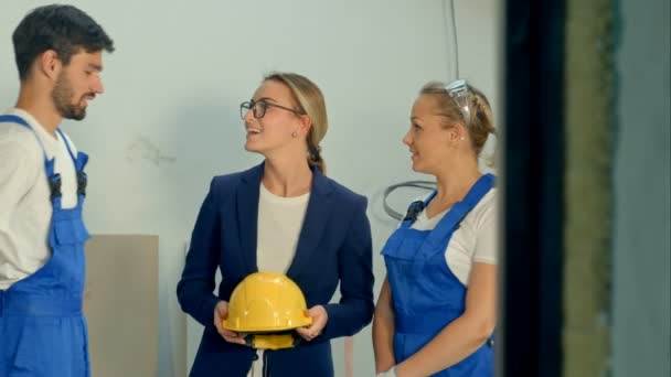 Lächeln und fröhliche Gruppe von Architekten und Ingenieuren auf einer Baustelle — Stockvideo