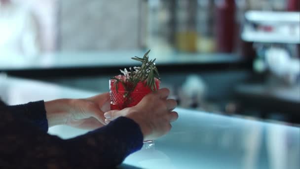 Frauenhände mit rotem Cocktail in der Bar — Stockvideo
