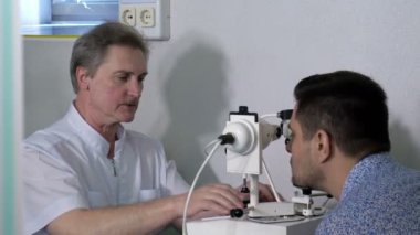 Üst düzey optometrist görme hasta için test yapıyor
