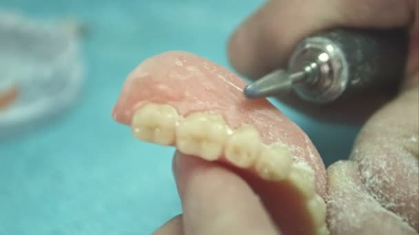 Denturista trabalhando em prothese deture — Vídeo de Stock