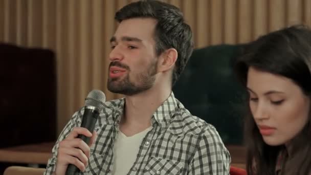 Ung man sjunga favoritlåt i karaoke — Stockvideo