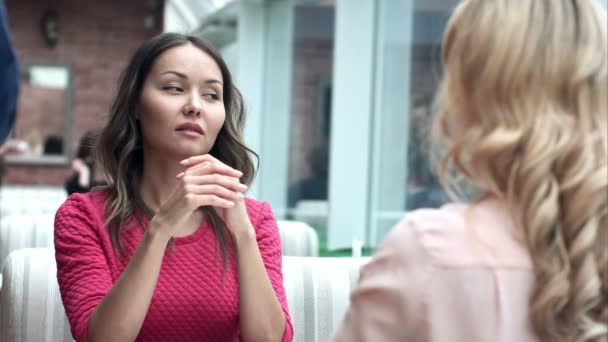 Dos mujeres atractivas hablando con un camarero masculino — Vídeo de stock