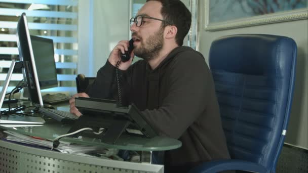 Un bel lavoratore maschio in un ufficio del call center che parla al telefono — Video Stock