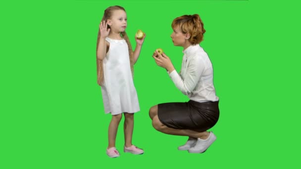 Счастливая мать с дочерью едят здоровую пищу на зеленом экране, Chroma Key — стоковое видео