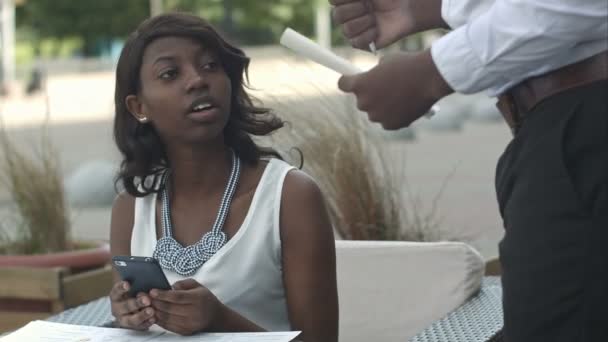 Smartphone ve alma sırası dış restoranda kullanarak koyu saçlı güzel Afro-Amerikan Kız — Stok video