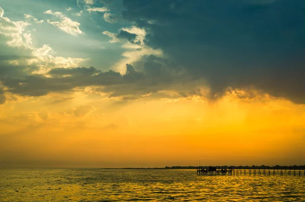 İskeleye deniz günbatımı