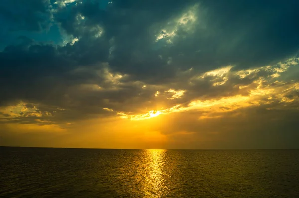 Günbatımı deniz ışık ışınları