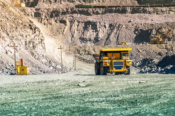 Büyük kamyon madencilik