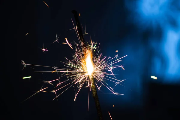 Mavi bir arka plan üzerinde Noel maytap