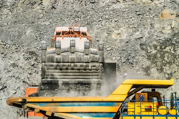 Beko cevheri kamyona yükleniyor