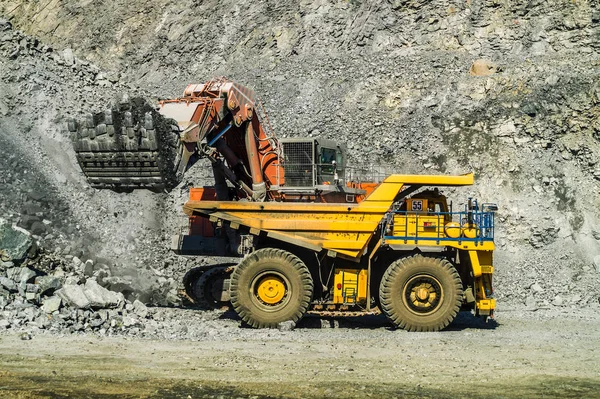 Beko cevheri kamyona yükleniyor