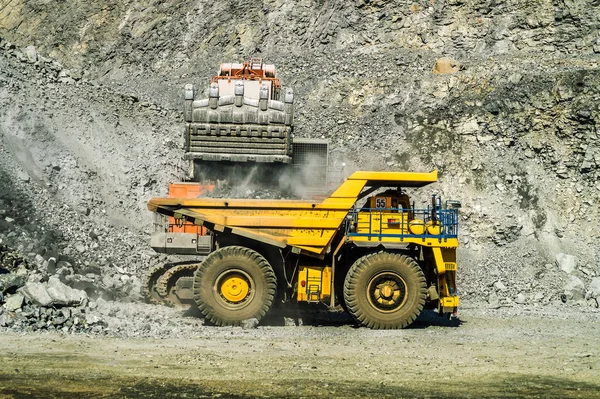 Backhoe carregamento de minério em caminhão — Fotografia de Stock