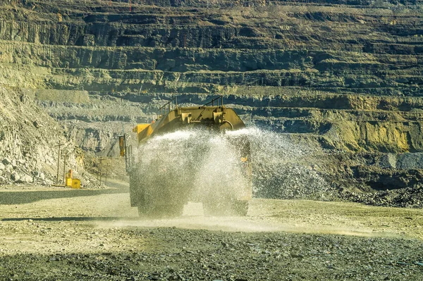 Araba sprey su tozlu ocağında