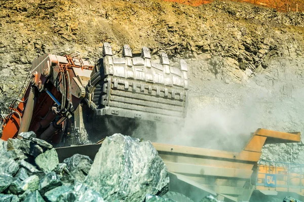Excavadora cargando el mineral en un camión — Foto de Stock