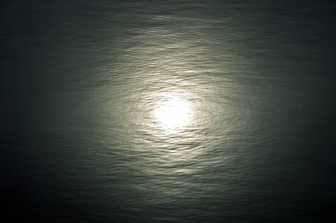 Soğuk, karanlık su güneşte yansıması