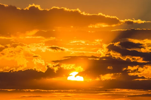 Varm solnedgång i vackra molnen — Stockfoto