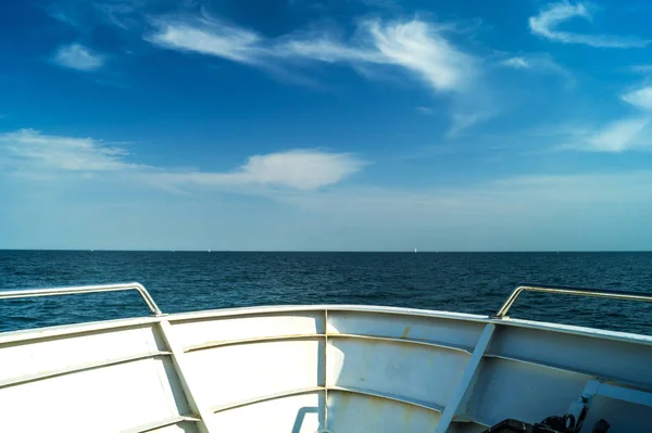 Gemi ve deniz kenarı