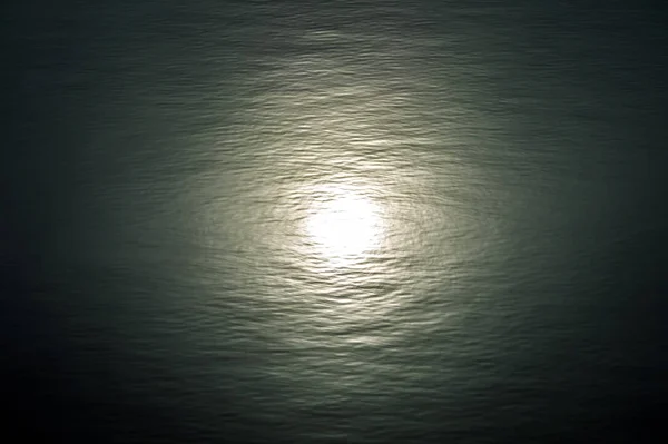 Soğuk, karanlık su güneşte yansıması