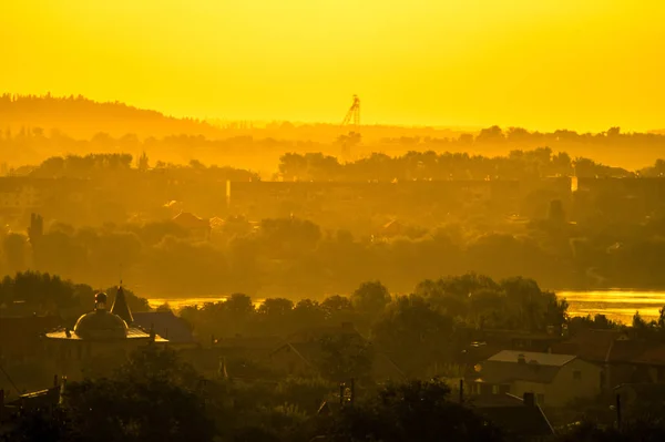 Batan güneşin ışınları madenci kasabasında.