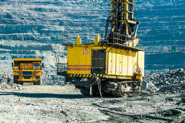 Demir cevheri ocağında kuyu sondaj