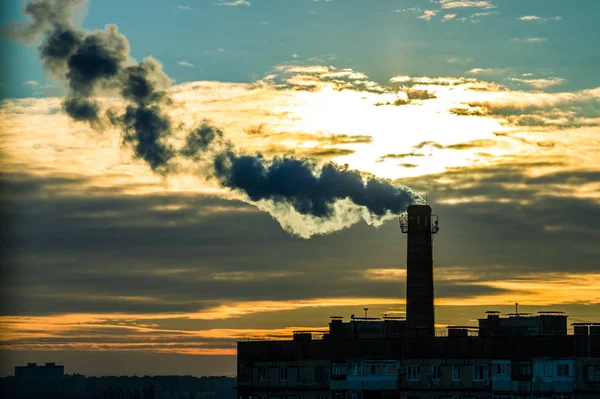 Şehrin yukarısındaki bir borudan duman