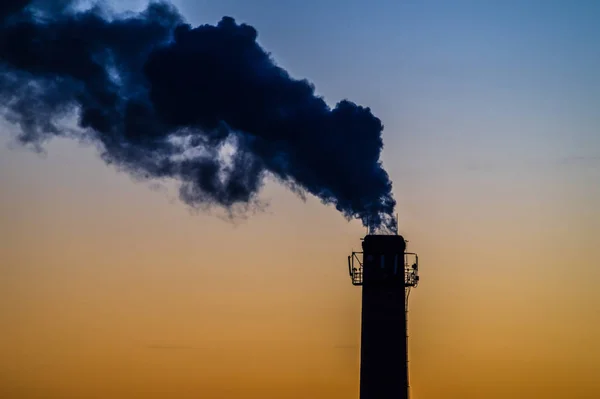 Güzel bir gökyüzü arka plan üzerinde bir borudan duman