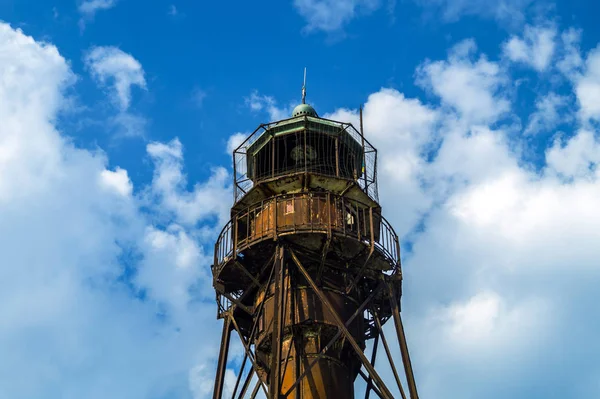 Eski paslı fener kulesi