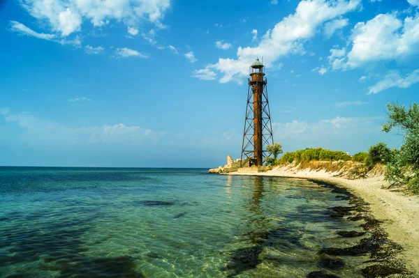 Deniz kıyısındaki eski deniz feneri