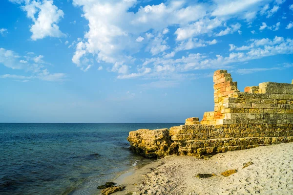 Sahildeki antik kalıntılar