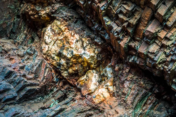 Rock heart. Valuable stone in the ore — Stock Photo, Image