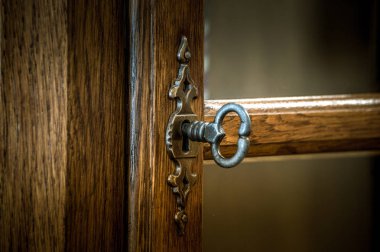 Anahtar deliği içinde belgili tanımlık anahtar