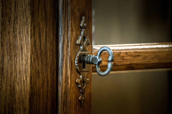 Anahtar deliği içinde belgili tanımlık anahtar