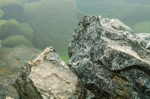 Taşların yumuşak su üzerinde
