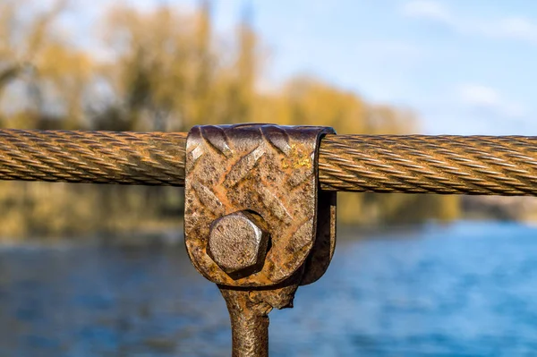 Demir cıvata, demir tel