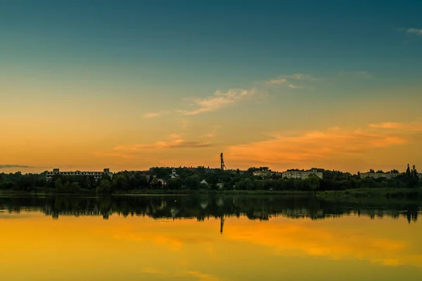 Gölde sıcak gün batımı