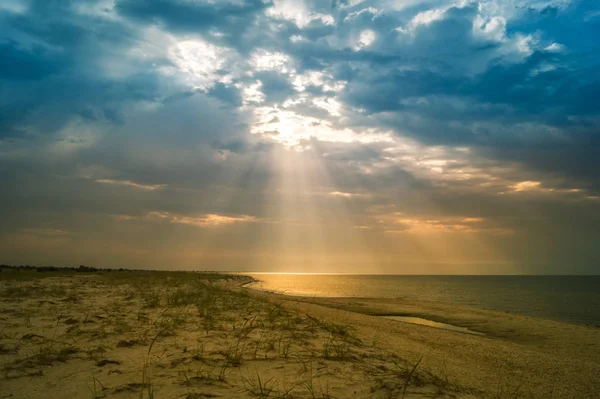 Bulutların arasından güneş ışınları