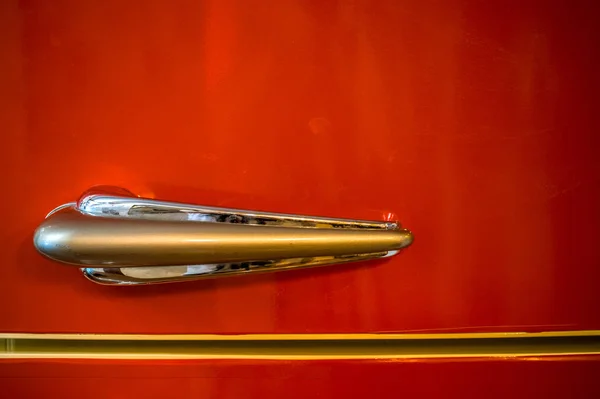 Retro buzdolabı tanıtıcısı