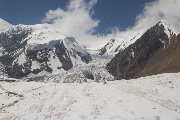 Buzul dağlar ve mavi gökyüzü arka plan üzerinde