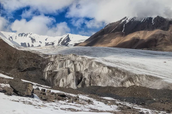 Buzul dağlar ve mavi gökyüzü arka plan üzerinde